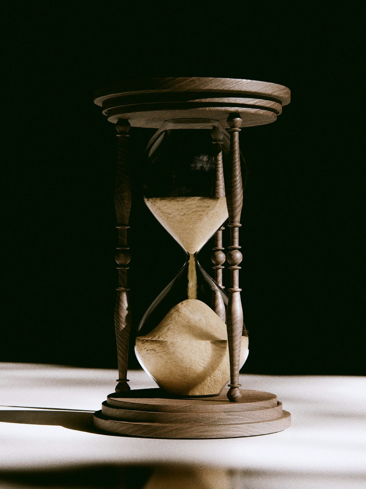 Et timeglass der sanden renner – symbol på tid