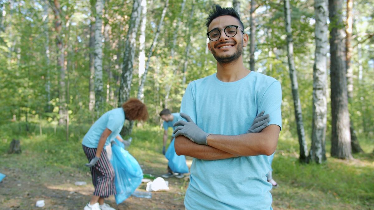 Frivillige rydder sammen i en park, samfunnsnyttig dugnad