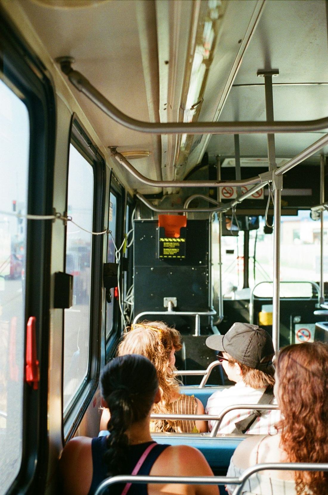Passasjerer sitter i en bybuss