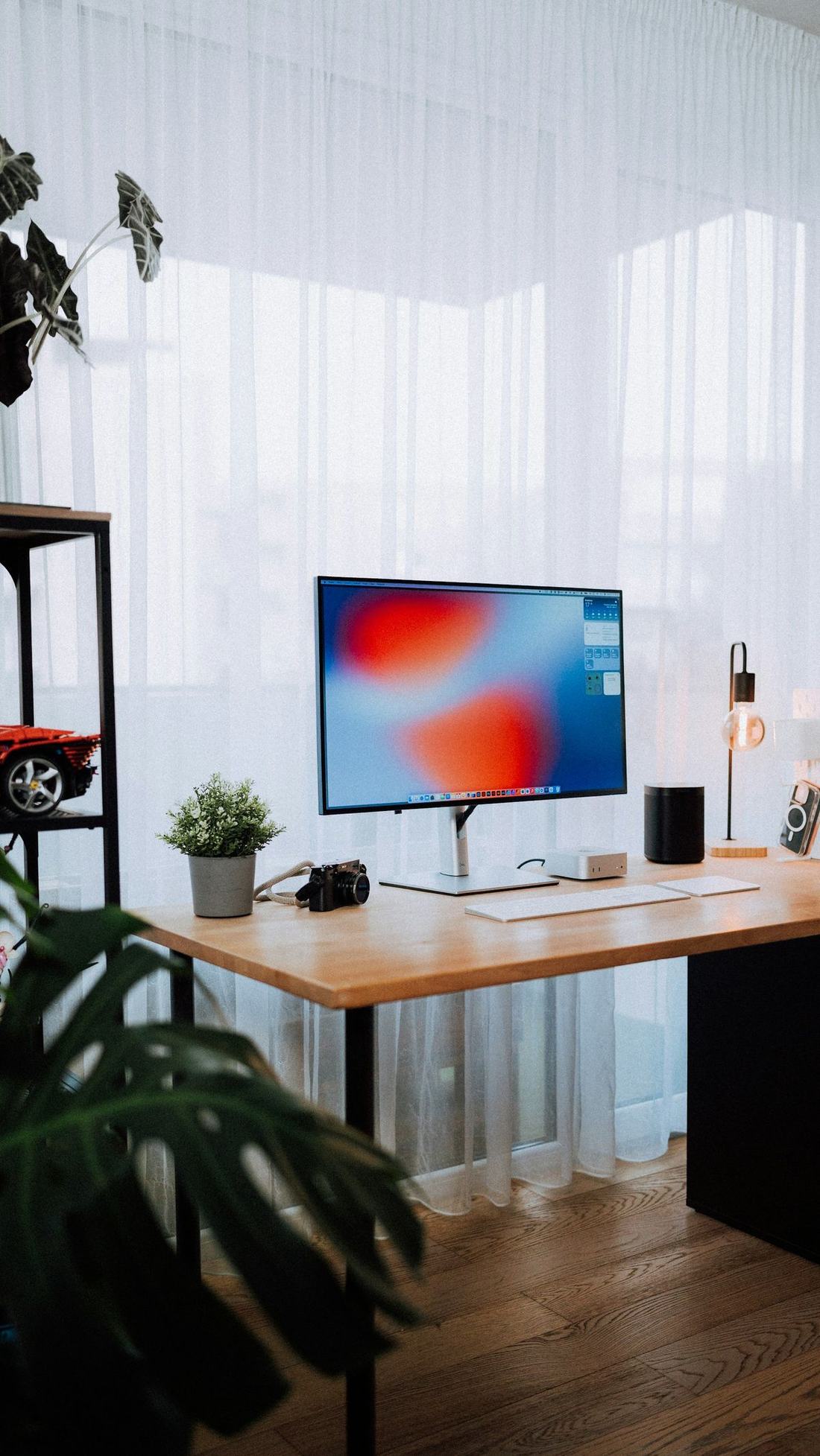Hjemmekontor med moderne skrivebord og oppsett