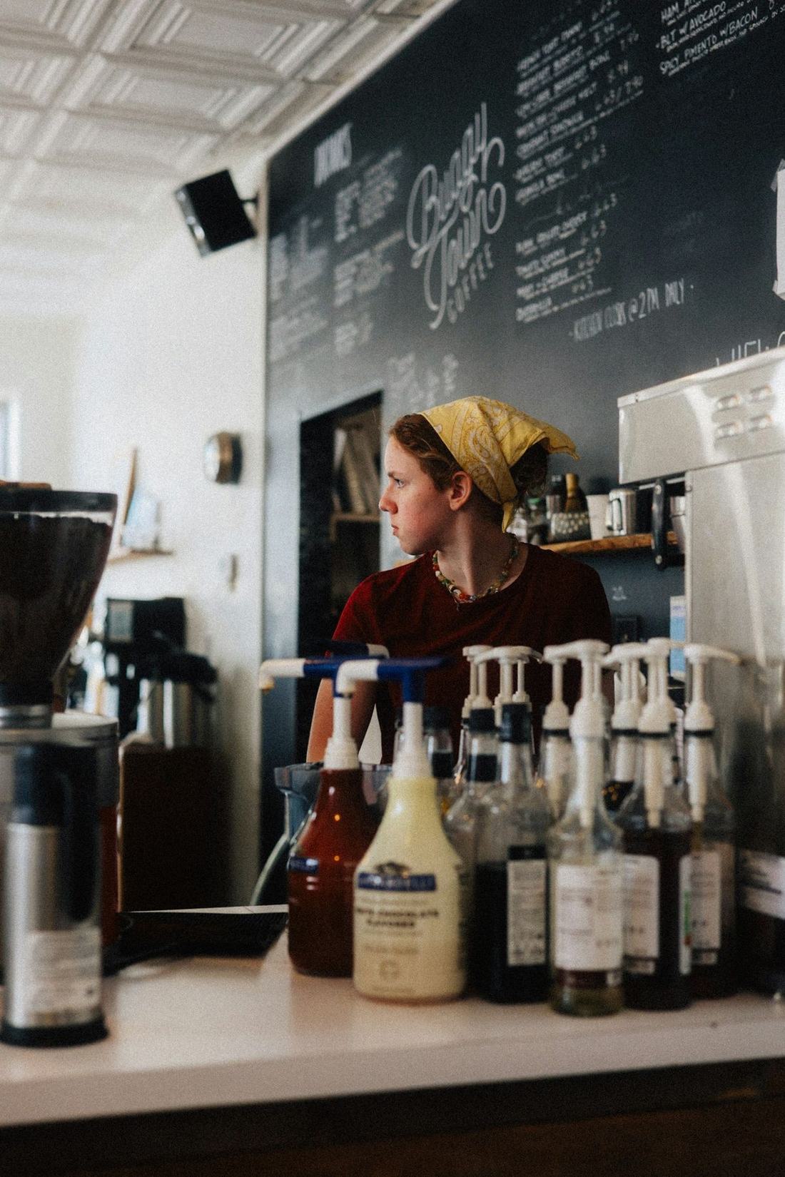 En barista star bak disken i en kafe